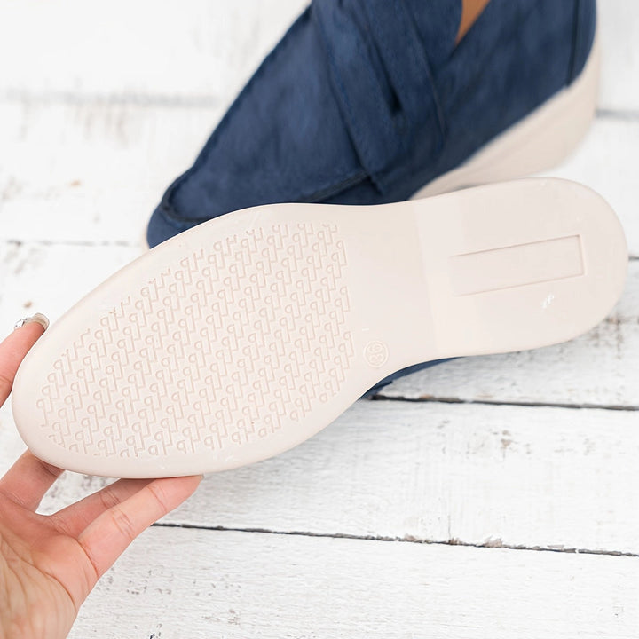 Granatowe zamszowe loafersy - Eleganckie i wygodne damskie buty na slip-on