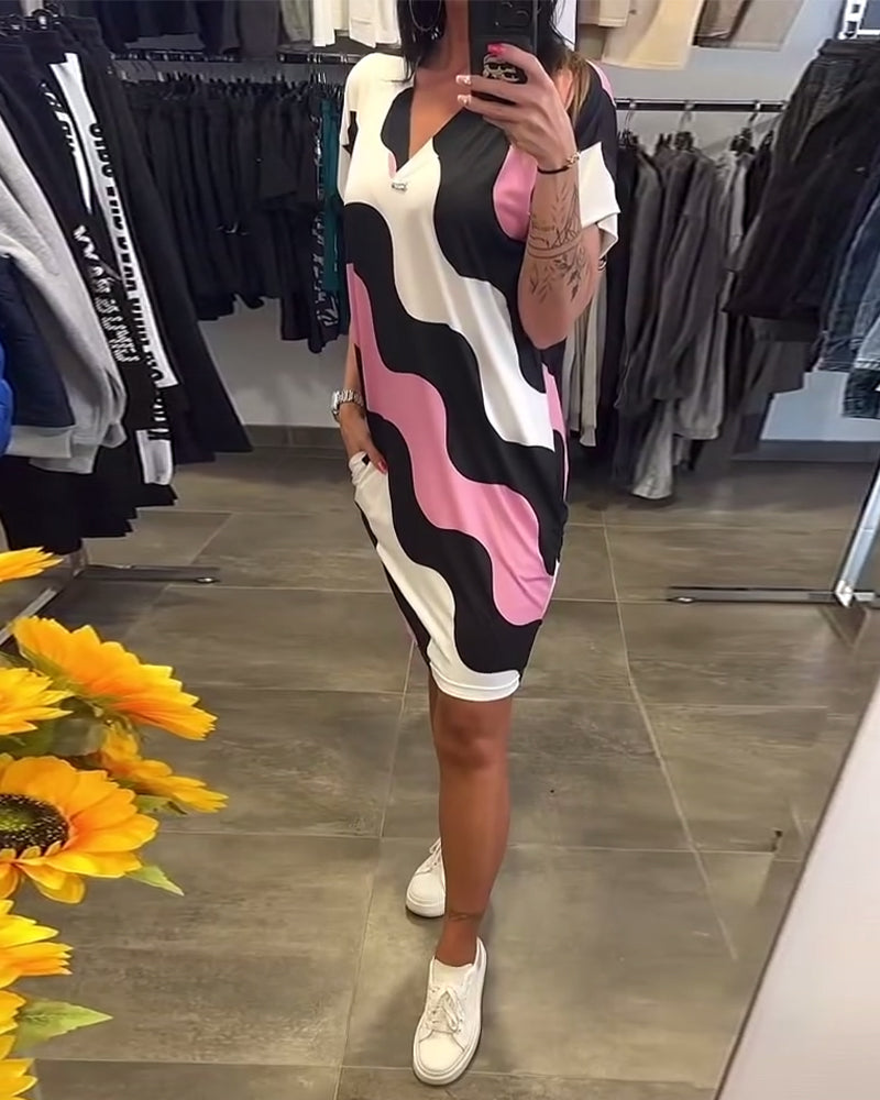 Karina | Sukienka z nadrukiem fal i dekoltem w kształcie V